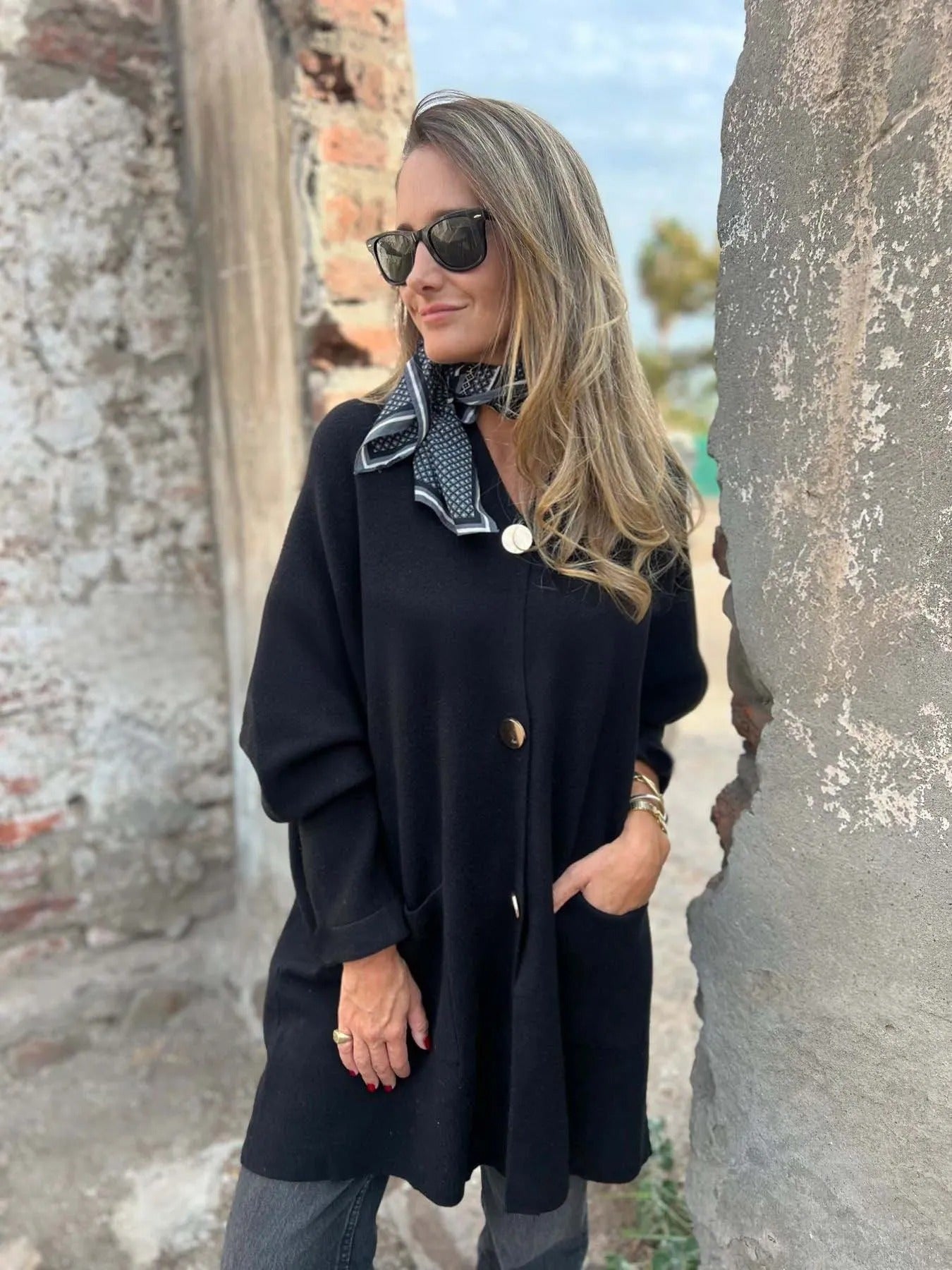 Women's Elegant Long Wool Cardigan with Buttons and Pockets | Ideal fore Winter