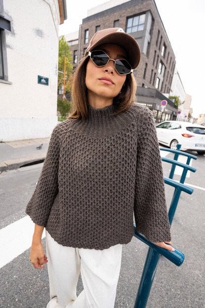 Women's Cozy Brown Short-Sleeved Cashmere Turtleneck Jumper | Ideal for winter