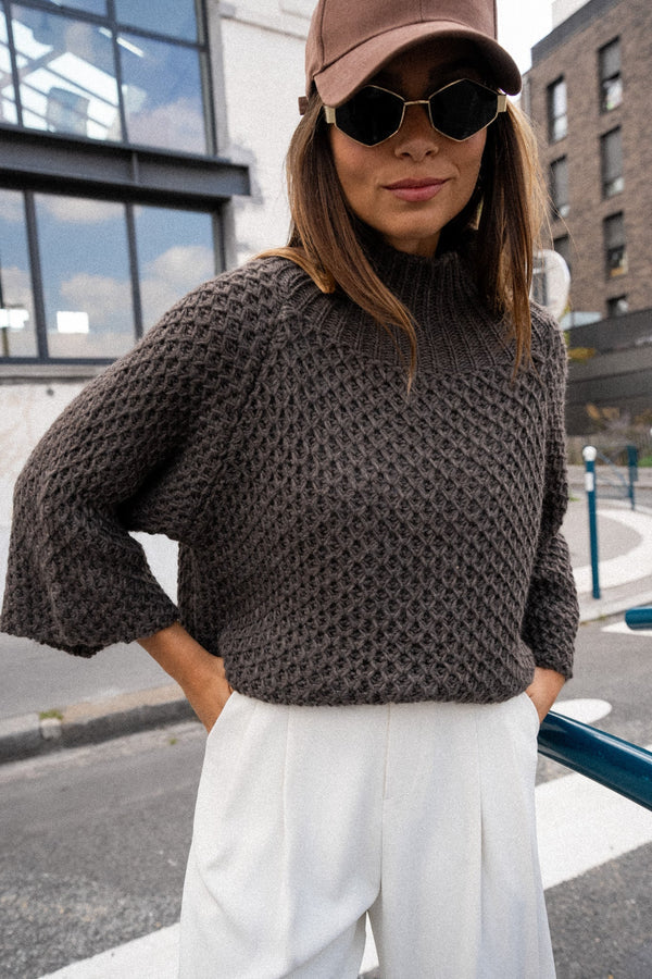 Women's Cozy Brown Short-Sleeved Cashmere Turtleneck Jumper | Ideal for winter