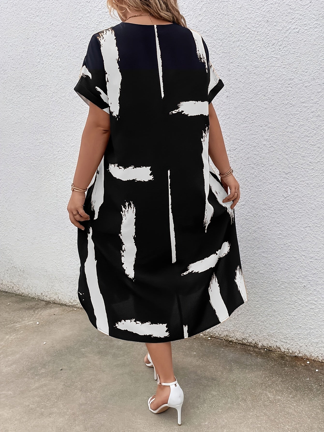 Women's Elegant Plus Size Dress with Flattering Silhouette