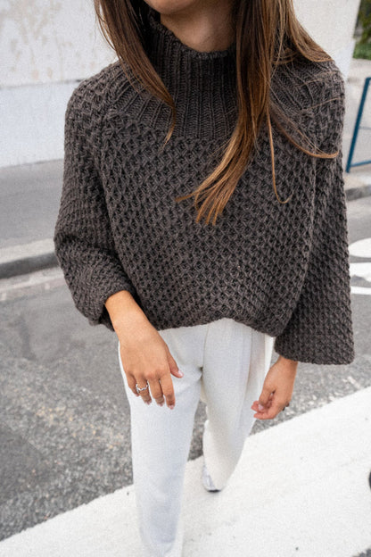 Women's Cozy Brown Short-Sleeved Cashmere Turtleneck Jumper | Ideal for winter