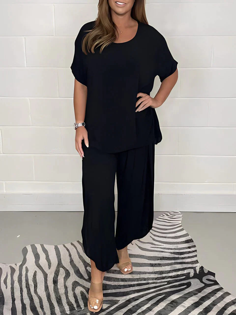 https://cdn.shopify.com/s/files/1/0753/6056/7606/files/Conjunto-de-pijama-holgado-de-dos-piezas-para-mujer-ropa-de-estar-por-casa-prendas-de.jpg_640x640_9_.remini-enhanced_1800x1800_21a374a0-c707-4efa-9c0b-16793ca41fdf.webp?v=1711107403