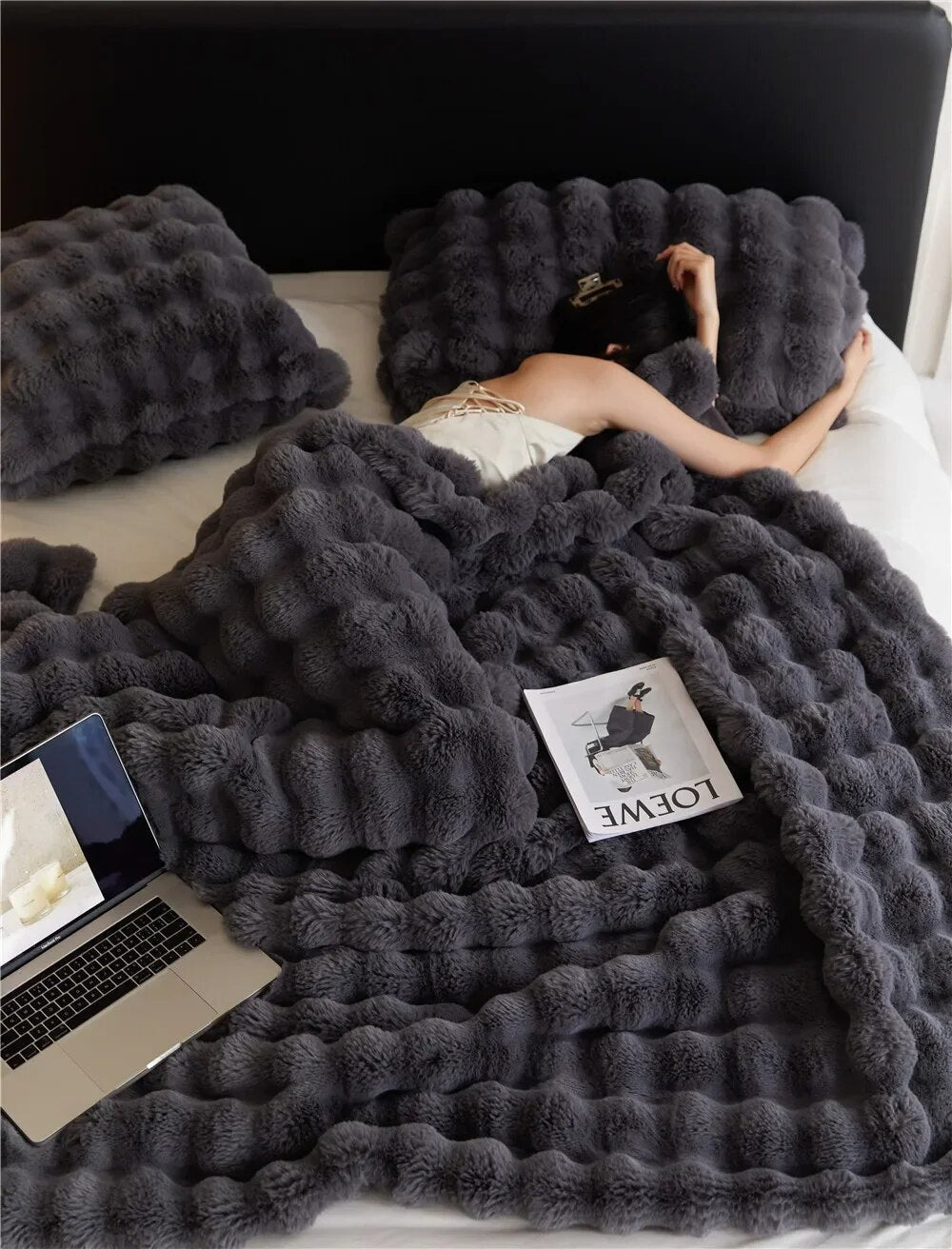 Plush Blanket – Soft and Foldable for Year-Round Comfort 1