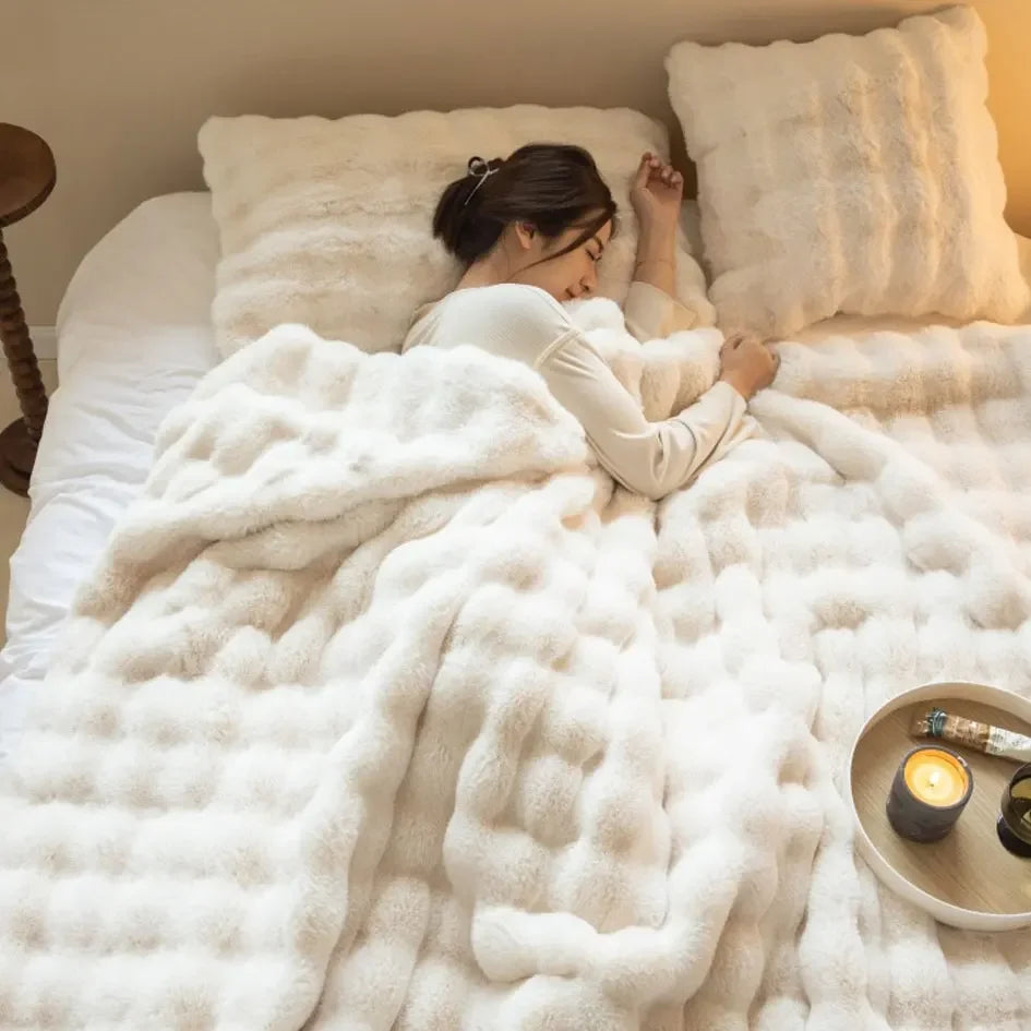 Plush Blanket – Soft and Foldable for Year-Round Comfort 3