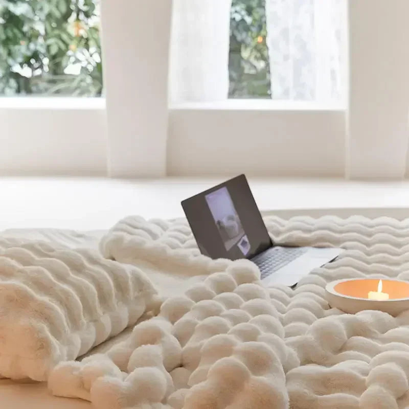 Plush Blanket – Soft and Foldable for Year-Round Comfort 6