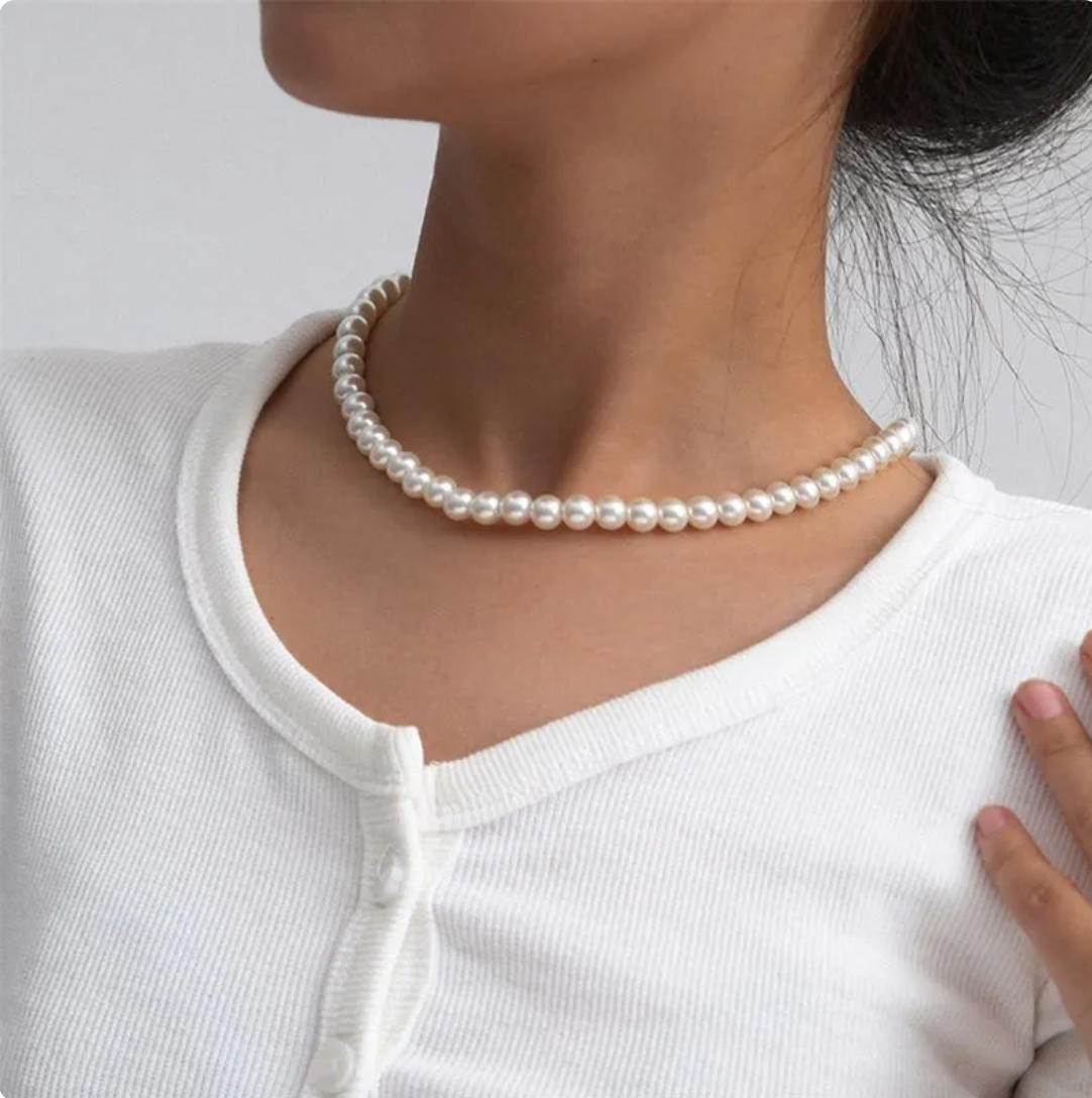 Women’s Pearl Necklace with Classic Design Details 0