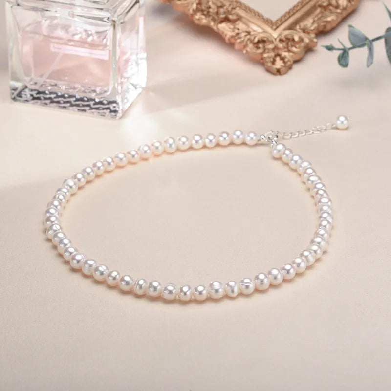 Women’s Pearl Necklace with Classic Design Details 1