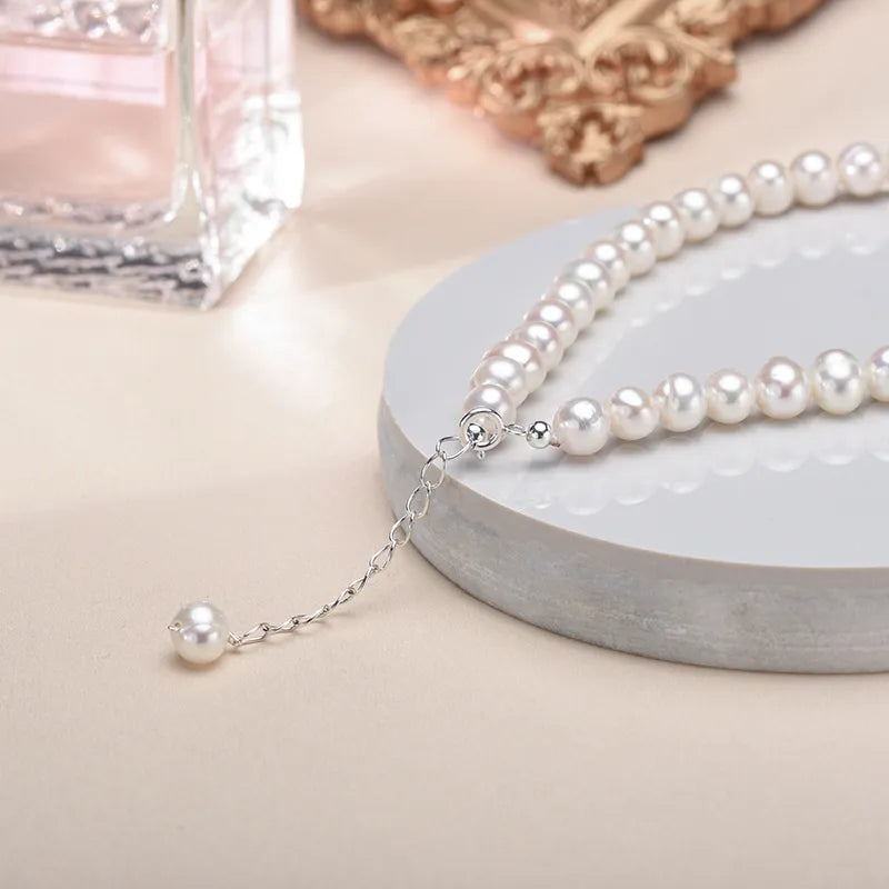 Women’s Pearl Necklace with Classic Design Details 2